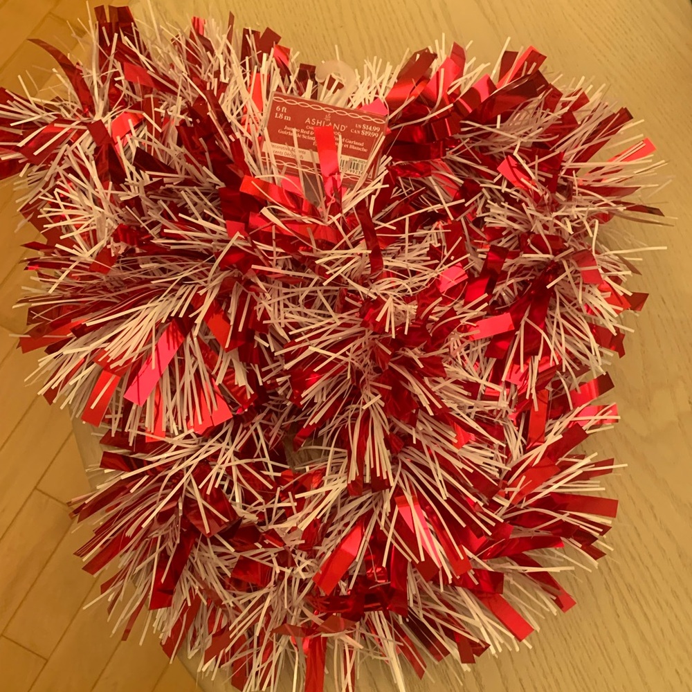 🏃🏻‍♀️‍➡️🏃🏻‍♂️‍➡️2 for $22 itemNWT Ashland Jumbo Red/White Tinsel Garland6ft